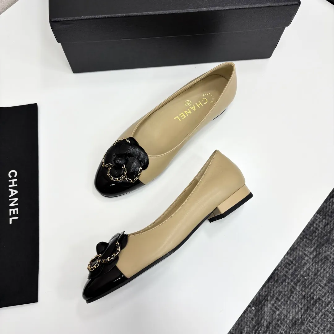 👟👟Ex-factory price 580👟👟 CHANEL｜Chanel Chanel 25C early spring new product Camellia series flat shoes This season’s Camellia series is really beautiful😍 Grandma Xiang’s family has always been elegant and ladylike, full of high-end sense! It’s very nice on the feet~ Whether worn barefoot or paired with skirts or trousers, it’s very versatile! Incomparably beautiful! Extraordinarily fairy 🧚 Overwhelmingly girly‼ ️ The upper is made of imported lambskin, the lining is made of mixed sheepskin, and the Italian A-grade leather outsole Size: 35-39 (40/41 customized)